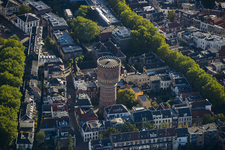 909088 Luchtfoto van de watertoren aan de Lauwerhof te Utrecht, met omgeving. Links de Van Asch van Wijckskade en de ...